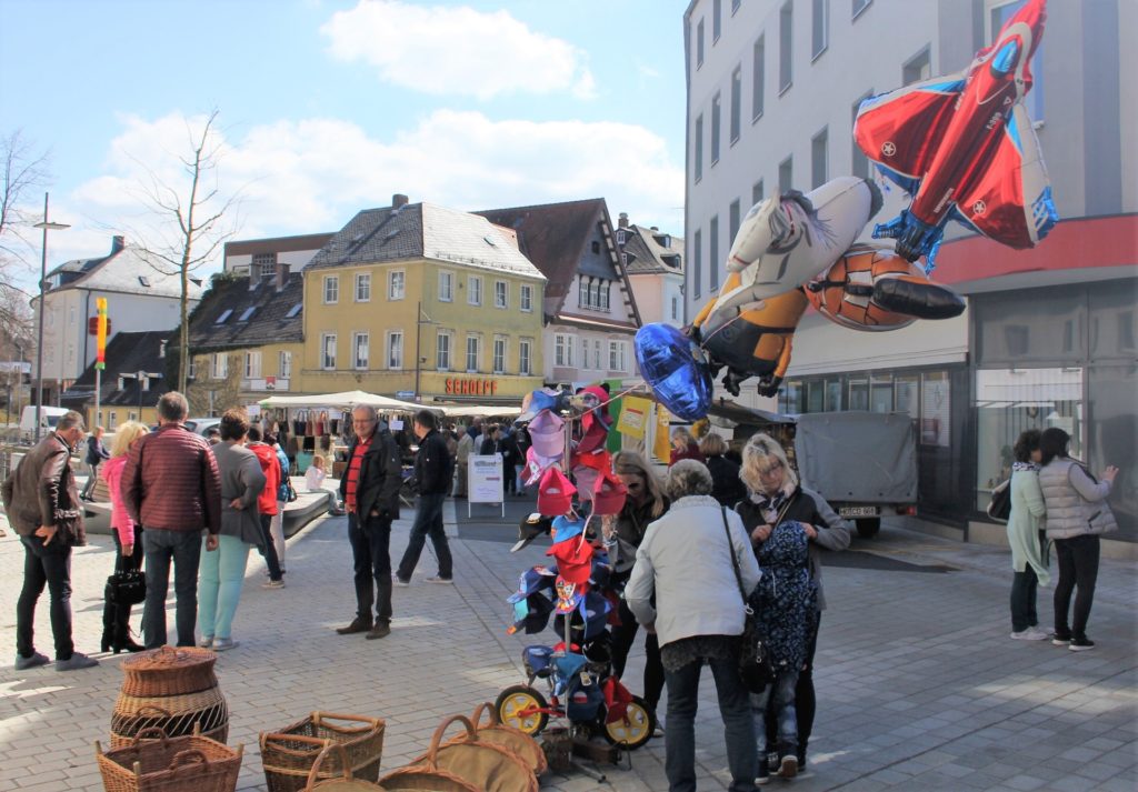 Besucher auf dem Markt